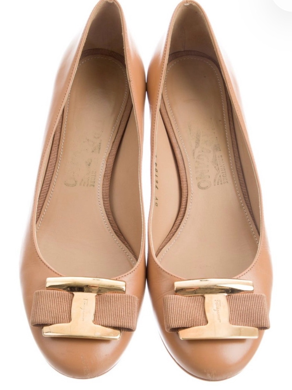 Salvatore Ferragamo Nude/Tan Leather Bow Pumps with Gold Hardware - size 8